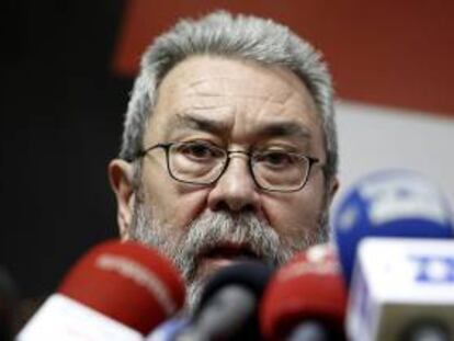 El secretario general de UGT, Cándido Méndez, durante la rueda de prensa ofrecida ayer en la sede de CCOO, en Madrid, antes de la manifestación convocada por la Cumbre Social.