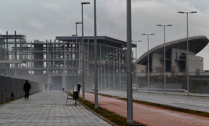 El Centro de Deportes Acuáticos en 2013, ya abandonado, junto al estadio Metropolitano en construcción.