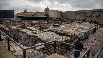 Una mujer visita las ruinas de Templo Mayor en Ciudad de México en 2019.