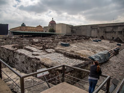 Una mujer visita las ruinas de Templo Mayor en Ciudad de México en 2019.