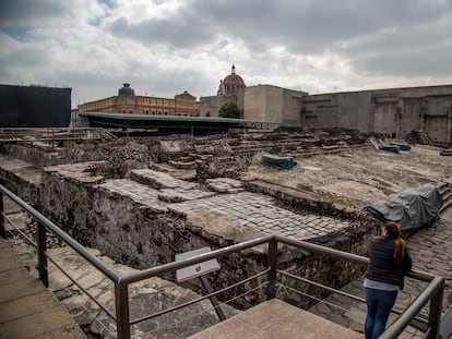 Una mujer visita los restos del Templo Mayor, en la Ciudad de México.