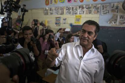 Jaime Rodriguez Calderón votes in Sunday's election.