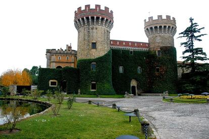 El municipio de Peralada <b></b> está situado al noroeste de Figueres, dentro de la llanura del Alt Empordà. En las afueras del núcleo se encuentra el castillo, antigua residencia de los vizcondes de Rocabertí y condes de Peralada, que acoge un casino y donde cada verano se celebra el Festival Internacional de Música. Al lado hay el convento gótico de Carme y el Museu del Castell, que incluye el Museu del Vidre, la Biblioteca y el Museu del Vi. El único testigo de un antiguo monasterio de frailes agustinos fundado en el siglo XI es el claustro románico de Sant Domènec. El municipio, con una dilatada tradición vinícola, acoge las importantes bodegas Castell de Peralada, integradas dentro de la denominación de origen Ampurdán-Costa Brava. En la segunda villa del término municipal, Vilanova de la Muga, destaca la iglesia románica de Santa Eulàlia.