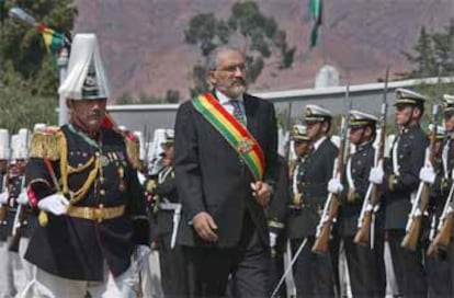 El presidente Carlos Mesa, durante el acto militar que ha presidido hoy.