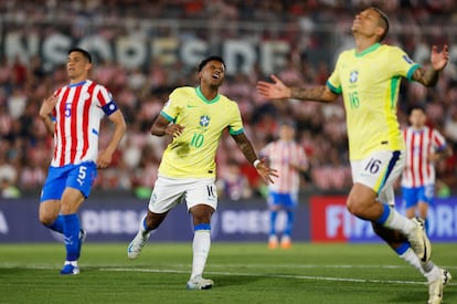 El jugador brasileño del Real Madrid, Rodrygo Goes (centro), en un partido de las eliminatorias sudamericanas para el Mundial de 2026 contra Paraguay en el estadio Defensores del Chaco en Asunción el martes.