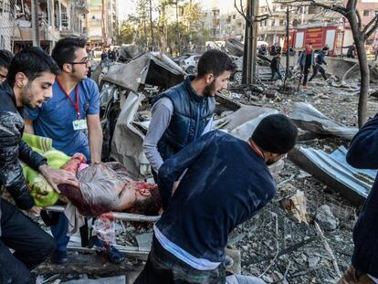 Un herido es sacado de los escombros tras el atentado en Diyarbakir.