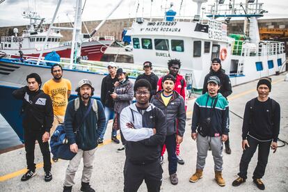 La tripulación del 'Nosa Madre Rosaura' está compuesta por pescadores originarios de Indonesia, Cabo Verde y Senegal.  El patrón del barco, Elvis Jesús da Silva, posa junto al barco y su tripulación.