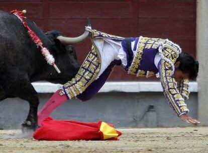 Cogida de El Fundi, que cortó una oreja en la corrida de ayer en Las Ventas.