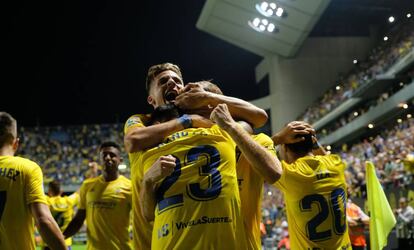 Los jugadores del Cádiz CF Álex Fernández, Ivan Alejo y Nano Mesa celebran un gol en la presente campaña de LaLiga SmartBank.