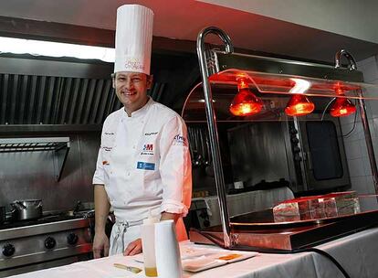 Jesús Almagro posa en los fogones del restaurante Pedro Larumbe.