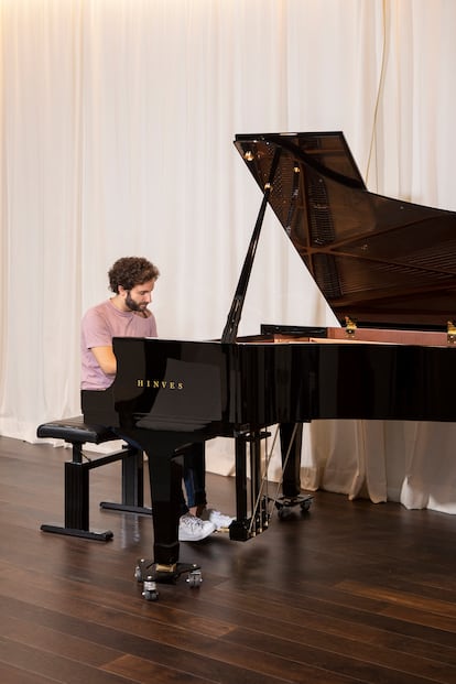 El pianista Chico Pérez, retratado en una tienda de pianos de Madrid.