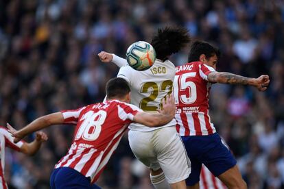 El jugador del Real Madrid Isco (en el centro) lucha por un balón con Savic (a la derecha) y Felipe.