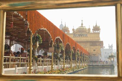 Devotos sijs hacen cola para presentar sus respetos con motivo del aniversario del nacimiento del cuarto sij Guru Ramdas, en el Templo Dorado de Amritsar (India).