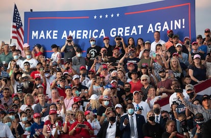 El presidente de Estados Unidos ha reanudado sus viajes por el país con una primera parada en el aeropuerto de Sanford donde una multitud –la mayoría sin mascarilla y sin respetar la distancia social– le recibió con aplausos desde que el avión presidencial aterrizó en la pista.