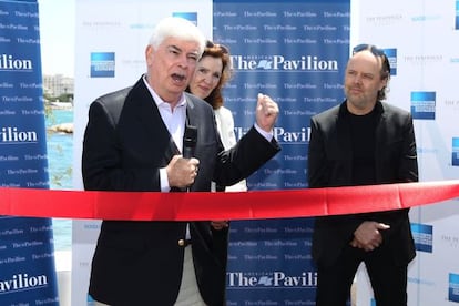 Chris Dodd (izquierda), en el pabell&oacute;n de EE UU en el festival de Cannes. 