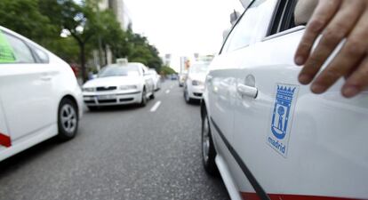 Organizaciones nacionales del taxi durante una concentraci&oacute;n en contra de la llegada de la aplicaci&oacute;n Uber en dispositivos m&oacute;viles.