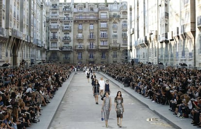 Para apresentar a coleção foi construído no Grand Palais de Paris uma rua, intitulada Boulevard Chanel.