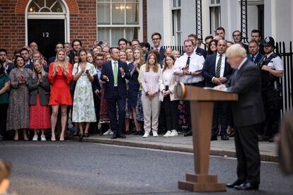 Un espectador ajeno a la realidad de los últimos meses hubiera pensado al escucharlo que Johnson ponía fin, con broche de oro, a un mandato brillante, en vez de haber tenido que dimitir abruptamente cuando la ola de escándalos en su Gobierno acabó abochornando a su partido y a los ciudadanos. “Eso es todo, amigos”, ha dicho ante decenas de medios.