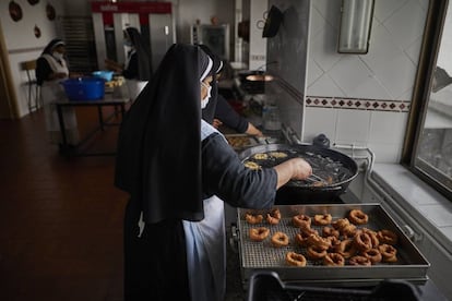 Las monjas del convento de las Comendadoras de Santiago fríen roscos.