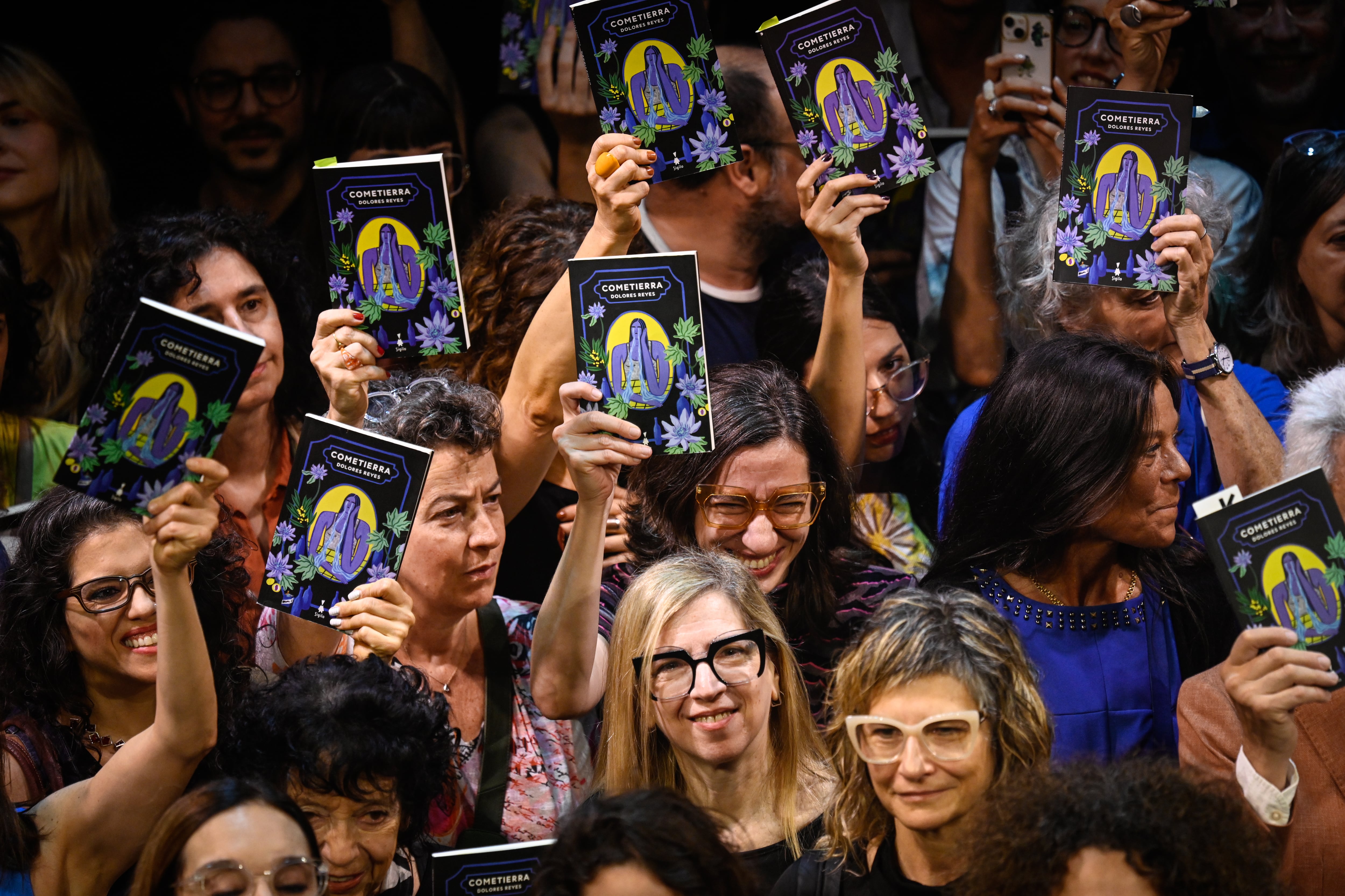 Un centenar de escritores y escritoras participan de una lectura colectiva de la novela 'Cometierra' de Dolores Reyes, esta tarde en Buenos Aires.