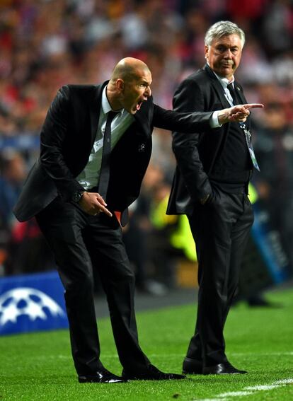 Carlo Ancelotti observa a Zinedine Zidane que da instrucciones a los jugadores del Real Madrid.