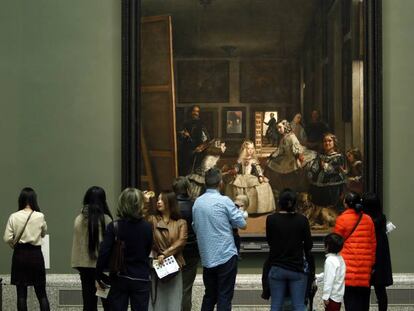 Visitantes observando 'Las Meninas' de Velázquez en el Prado.