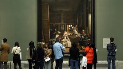 Visitantes observando 'Las Meninas' de Velázquez en el Prado.