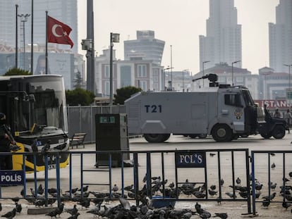 Un policía antidisturbios se encuentra fuera del tribunal donde se lleva a cabo el juicio por las protestas antigubernamentales de Gezi, en 2013, este miércoles en Estambul