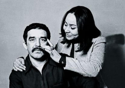 El escritor, con su mujer Mercedes Barcha en Barcelona en 1969.