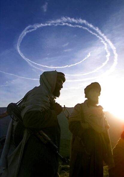 Dos soldados antitalibanes en las montañas de Tora Bora en una imagen de archivo tomada en diciembre de 2001.