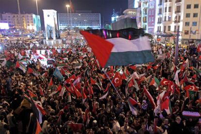 Miles de personas gritan consignas contra Israel y ondean banderas palestinas en Estambul durante una manifestación en recuerdo del primer aniversario del ataque de Israel a la Flotilla de la Libertad.