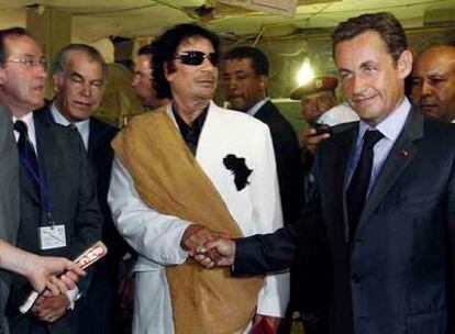 Muammar el Gadafi saluda a Nicolas Sarkozy en un edificio de Trípoli bombardeado en 1986.