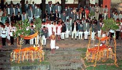 Los cuerpos del príncipe Niranjan, a la izquierda, y de la reina Aishwarya, preparados para la ceremonia de cremación en el río Bagmati, el sábado en Katmandú.