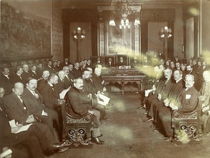 Reunió de les quatre Diputacions de Catalunya per constituir La Mancomunitat. Els assistents en un moment de l'acte l'any 1914.