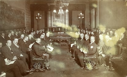 Reunió de les quatre Diputacions de Catalunya per constituir La Mancomunitat. Els assistents en un moment de l'acte l'any 1914.
