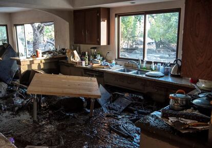 Una cocina en una casa de Glen Oaks Road, inundada de barro, el 10 de enero de 2018. 