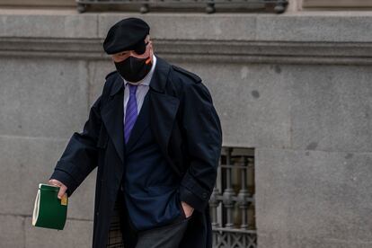 El comisario jubilado José Manuel Villarejo en la puerta de la Audiencia Nacional este jueves.