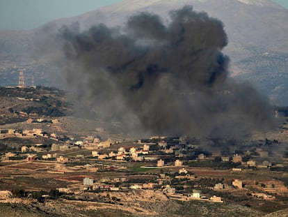 El humo se eleva sobre el pueblo libanés de Meiss El-Jabbal, cerca de la frontera con Israel, tras un bombardeo este martes.