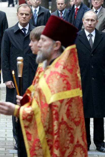 El primer ministro ruso, Vladímir Putin (derecha), y su homólogo polaco, Donald Tusk, en Katyn.