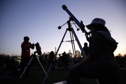 Familias se reúnen en el jardín del Arte en Puebla durante la noche de estrellas, en noviembre 2017.