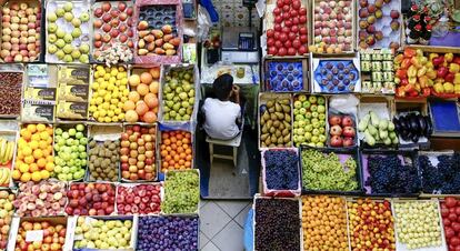 Un niño en un puesto de frutas del mercado central de Kazán, Rusia.