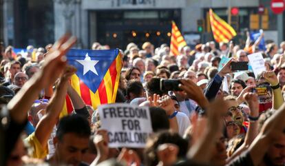 Un grup de persones durant la concentració davant la seu del Departament d'Economia de la Generalitat a Barcelona.