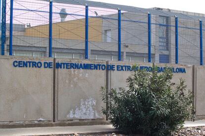 Exterior del Centro de Internamiento de Extranjeros (CIE) en la Zona Franca de Barcelona.