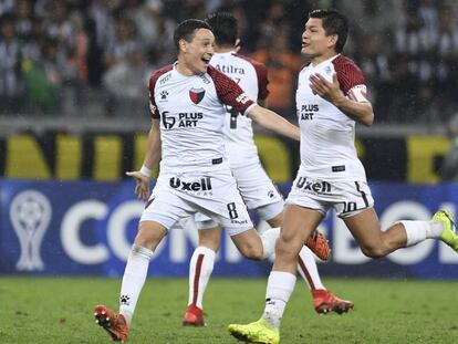 Fernando Zuqui, izquierda, celebra un gol con la Pulga Rodríguez.