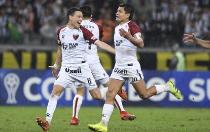 Fernando Zuqui, izquierda, celebra un gol con la Pulga Rodríguez.