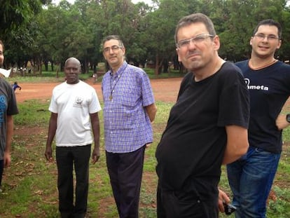 Los cuatro religiosos españoles con un guineano a finales de julio, recién llegados a África.