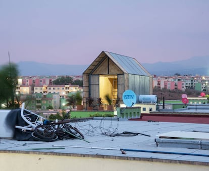 La estructura posada sobre la vivienda que amplía en Temixco, Morelos (México).