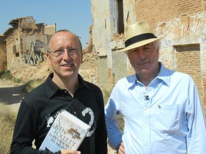 El escritor Ken Follett (derecha), con el presentador y director de 'Página 2', Óscar López.