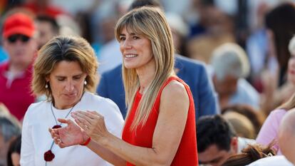 Begoña Gómez junto a la vicepresidenta Teresa Ribera durante un acto electoral de los socialistas en Benalmádena.