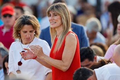 Begoña Gómez junto a la vicepresidenta Teresa Ribera durante un acto electoral de los socialistas en Benalmádena.